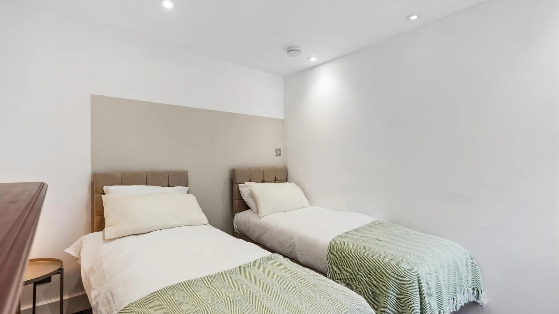 Hosted By Agf Property - Free Parking - Perfect For Large Groups And Long Stays - Free Parking For One Vehicle Hove 0*,
