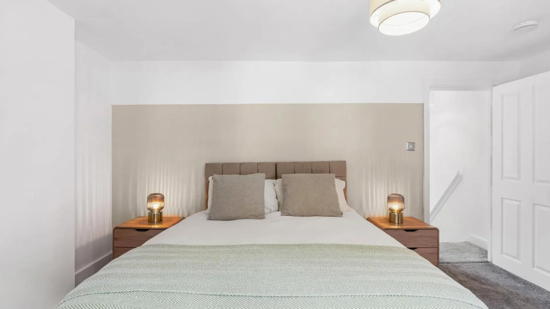 Hosted By Agf Property - Free Parking - Perfect For Large Groups And Long Stays - Free Parking For One Vehicle Hove 0*,  Royaume-Uni